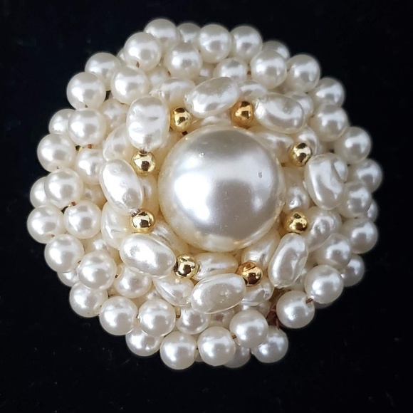 Vintage Jewelry - Vintage classy pearl Brooch.